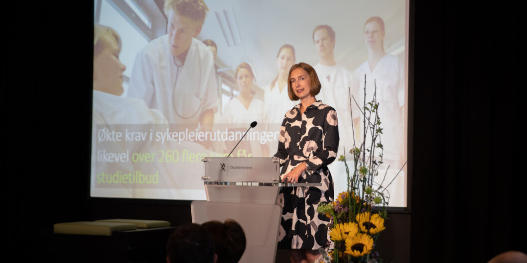 Iselin Nybø presenterte tall for hovedopptaket i juli. En av tre studenter velger enten å ikke takke ja til plassen sin eller de møter ikke opp til studiestart. Foto: Mina Ræge Iselin Nybø presenterte tall for hovedopptaket i juli. En av tre studenter velger enten å ikke takke ja til plassen sin eller de møter ikke opp til studiestart. Foto: Mina Ræge