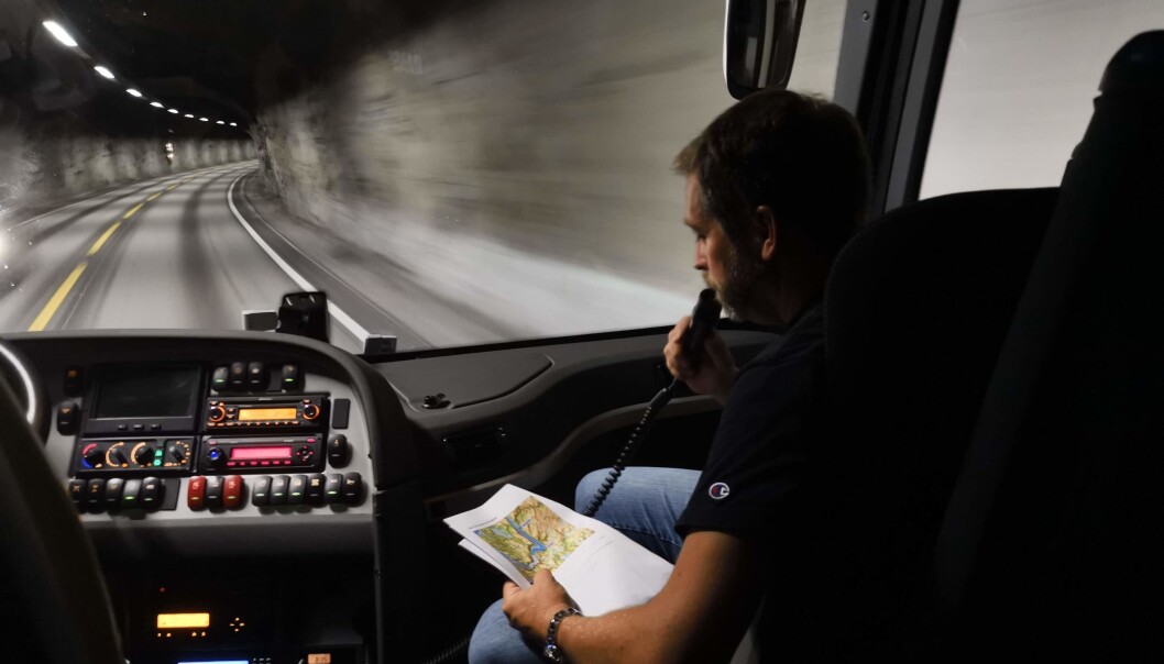 Jostein Bakke er guide når granitt blir avløyst av gneis på veg gjennom tunellane. Og det er kort mellom kvar gong feltekskursjonen må stoppe. Rundt neste sving ventar læring om eit skred, ein flaum, eller ei overhengande steinblokk. Foto: Dag Hellesund Jostein Bakke er guide når granitt blir avløyst av gneis på veg gjennom tunellane. Og det er kort mellom kvar gong feltekskursjonen må stoppe. Rundt neste sving ventar læring om eit skred, ein flaum, eller ei overhengande steinblokk. Foto: Dag Hellesund