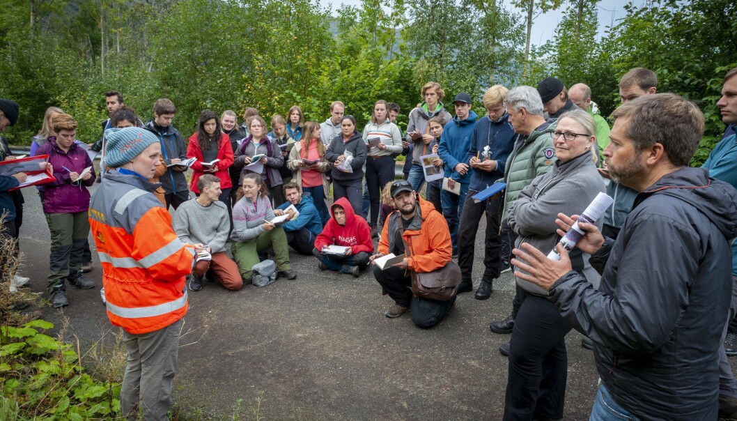 Professor Jostein Bakke (til høgre) har tidlegare hatt Statens vegvesen-geolog Julie Bjørlien som student. No er det ho som føreles. Foto: Tor Farstad Professor Jostein Bakke (til høgre) har tidlegare hatt Statens vegvesen-geolog Julie Bjørlien som student. No er det ho som føreles. Foto: Tor Farstad