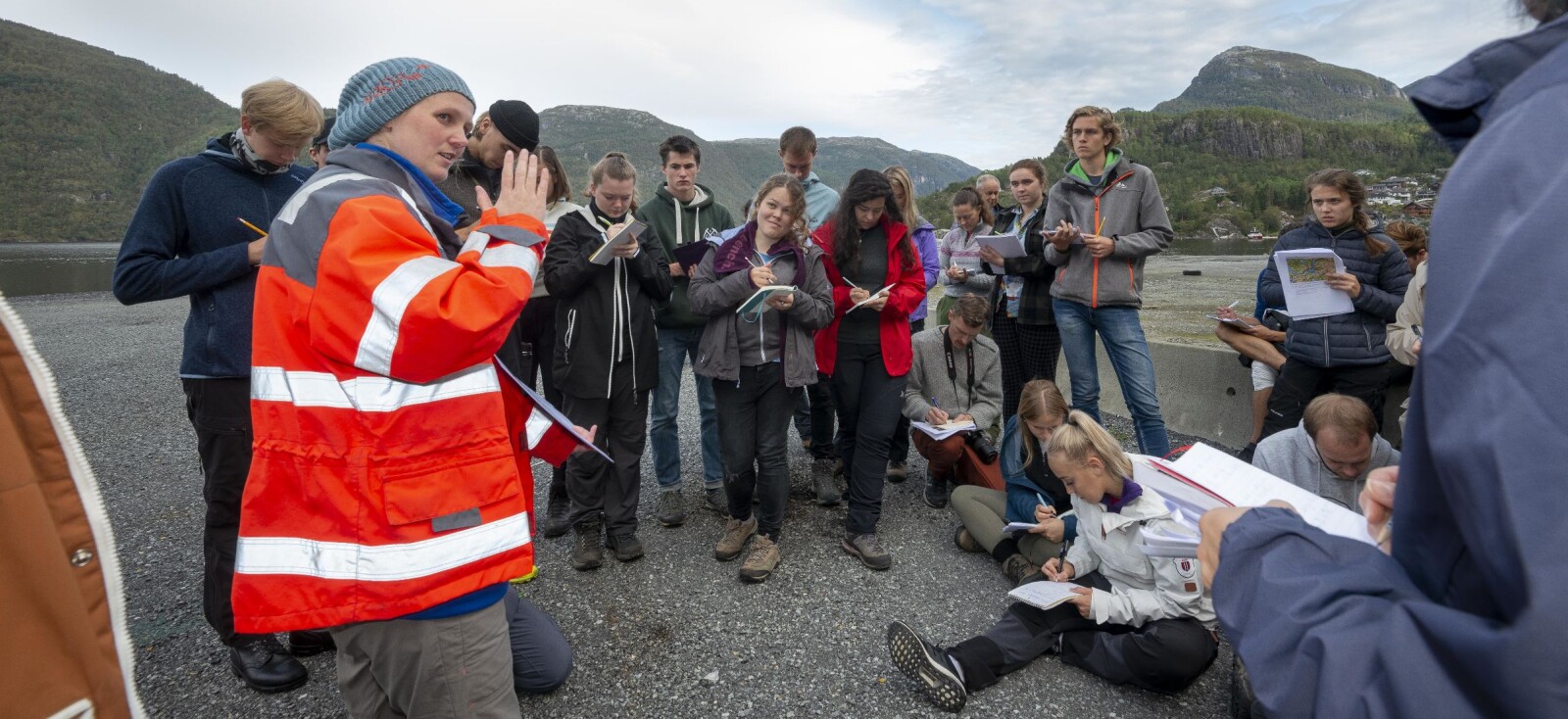 Geolog Julie Bjørlien i Statens vegvesen har den fulle merksemda til studentane som er ute i felt. Detaljane ho gir er avgjerande for korleis studentane får løyst oppgåvene sine. Foto: Tor Farstad Geolog Julie Bjørlien i Statens vegvesen har den fulle merksemda til studentane som er ute i felt. Detaljane ho gir er avgjerande for korleis studentane får løyst oppgåvene sine. Foto: Tor Farstad