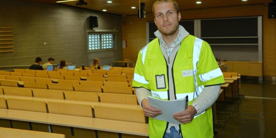 Folk i gule vester og med notatblokk skal registrere antall personer i en rekke rom og auditorier på både Campus Grimstad og Campus Kristiansand. Og prosjektleder for campusutviklingsplanen ved Universitetet i Agder, Paal Kulien, har møtt reaksjoner på dette. Foto: UiA Folk i gule vester og med notatblokk skal registrere antall personer i en rekke rom og auditorier på både Campus Grimstad og Campus Kristiansand. Og prosjektleder for campusutviklingsplanen ved Universitetet i Agder, Paal Kulien, har møtt reaksjoner på dette. Foto: UiA