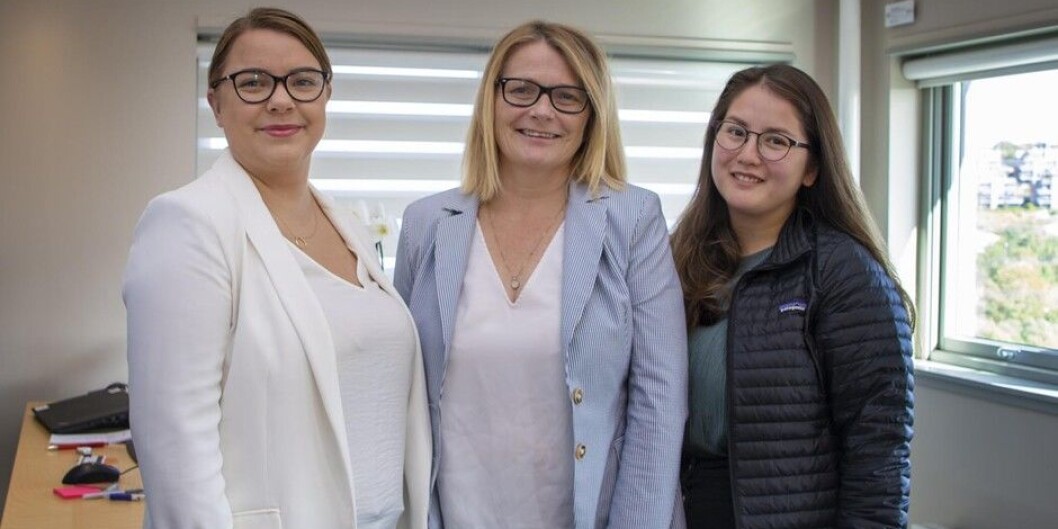 Rektor Sunniva Whittaker ved Universitetet i Agder (midten) har fått to studentmentorer, Line Ostad (t.v.) og Fatemeh Vaezi. Foto: Magnus N. Skogedal/UiA Rektor Sunniva Whittaker ved Universitetet i Agder (midten) har fått to studentmentorer, Line Ostad (t.v.) og Fatemeh Vaezi. Foto: Magnus N. Skogedal/UiA