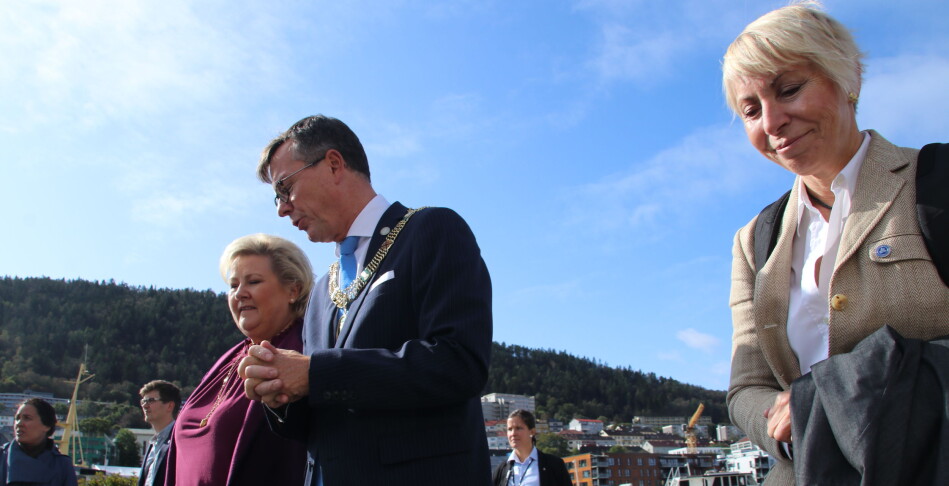 Erna Solberg er omsvermet når hun inviterer til toppmøte om havvind. Rektor ved Universitetet i Bergen, Dag Rune Olsen , og havforskningsdirektør Sissel Rogne var blant de inviterte. Foto: Dag Hellesund Erna Solberg er omsvermet når hun inviterer til toppmøte om havvind. Rektor ved Universitetet i Bergen, Dag Rune Olsen , og havforskningsdirektør Sissel Rogne var blant de inviterte. Foto: Dag Hellesund