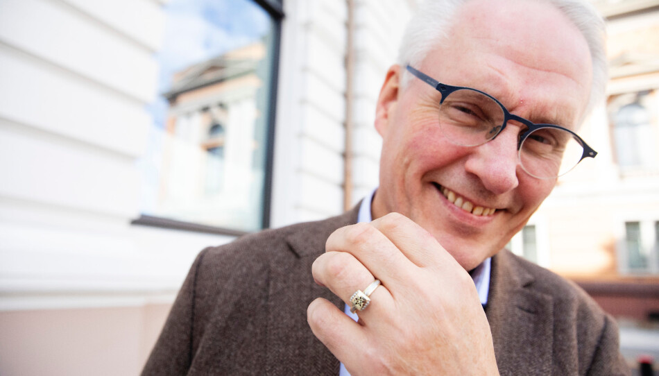 Gunnar Syverud viser fram NMBU-ringen som han har hatt på fingeren sidan han vart uteksaminert med landbruksutdanning i 1987. Foto: Ida Helene Andersen, Stortinget. Gunnar Syverud viser fram NMBU-ringen som han har hatt på fingeren sidan han vart uteksaminert med landbruksutdanning i 1987. Foto: Ida Helene Andersen, Stortinget.
