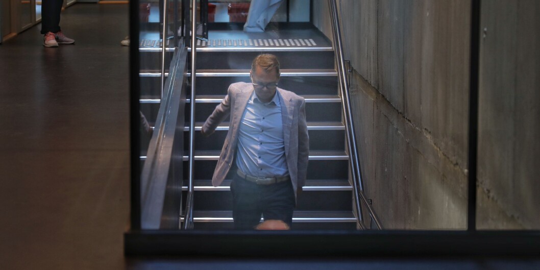NTNUs styreleder Svein Richard Brandtzæg på vei ned trappene på NTNU Gjøvik, under styremøtet der Anne borg ble konstituert som rektor. NTNU har antakelig satt verdensrekord i ranking-fall mener Knut H Sørensen. Foto: Siri Øverland Eriksen NTNUs styreleder Svein Richard Brandtzæg på vei ned trappene på NTNU Gjøvik, under styremøtet der Anne borg ble konstituert som rektor. NTNU har antakelig satt verdensrekord i ranking-fall mener Knut H Sørensen. Foto: Siri Øverland Eriksen