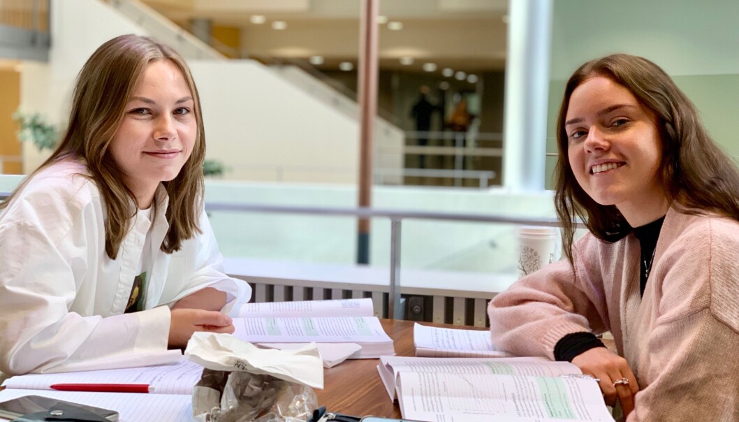 Maylen Svae (t.v.) og Synnøve Dalseng saknar betre og meir informasjon kring dei alvorlege trugslane som har blitt framsett mot Handelshøgskulen BI. Foto: Ragnhild Vartdal Maylen Svae (t.v.) og Synnøve Dalseng saknar betre og meir informasjon kring dei alvorlege trugslane som har blitt framsett mot Handelshøgskulen BI. Foto: Ragnhild Vartdal