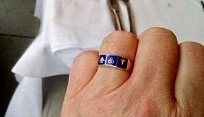Jan Erik Frantsvåg med bankøkonomringen på handa. Symbola tilhøyrer høvesvis sparebankforeininga, bankfunksjonærforbundet og forretningsbankane. Foto: Privat Jan Erik Frantsvåg med bankøkonomringen på handa. Symbola tilhøyrer høvesvis sparebankforeininga, bankfunksjonærforbundet og forretningsbankane. Foto: Privat