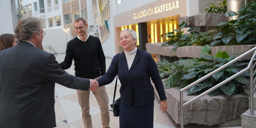 Rektor Kathrine Skretting og prosjektleder Jørgen Klein overleverte universitetssøknaden til Nokuts tilsynsdirektør Øystein Lund før jul i fjor. På styremøtet onsdag skal Skretting orientere om hvordan det går med universitetsakkrediteringen. Foto: Ketil Blom Haugstulen Rektor Kathrine Skretting og prosjektleder Jørgen Klein overleverte universitetssøknaden til Nokuts tilsynsdirektør Øystein Lund før jul i fjor. På styremøtet onsdag skal Skretting orientere om hvordan det går med universitetsakkrediteringen. Foto: Ketil Blom Haugstulen