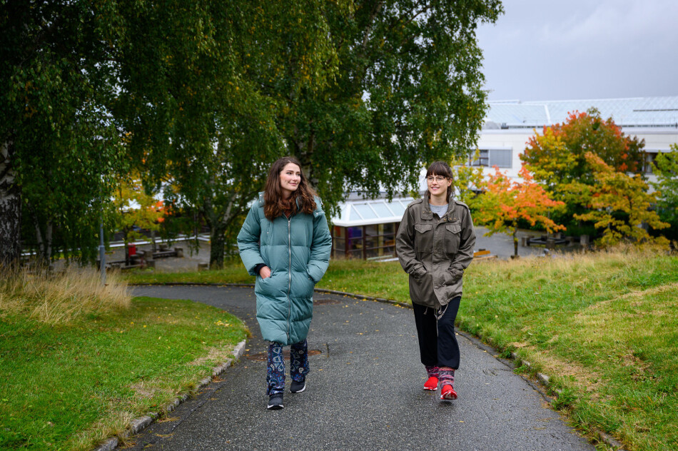 Marlene Lindtner (t.v) og Maia Vige Helle er minoriteter på studiet sitt. — Jeg er eneste kvinne på mitt masterkull. Av og til kan man tenke «hva med meg og mitt perspektiv»? Samtidig kan sånt føles veldig navlebeskuende, sier Marlene Lindtner. Foto: Skjalg Bøhmer Vold Marlene Lindtner (t.v) og Maia Vige Helle er minoriteter på studiet sitt. — Jeg er eneste kvinne på mitt masterkull. Av og til kan man tenke «hva med meg og mitt perspektiv»? Samtidig kan sånt føles veldig navlebeskuende, sier Marlene Lindtner. Foto: Skjalg Bøhmer Vold
