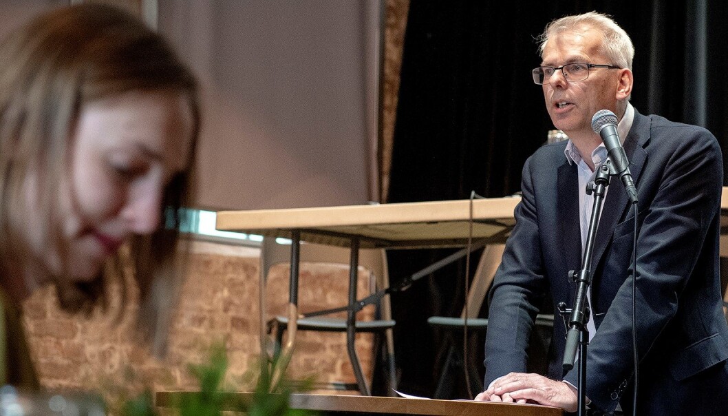 Ansatt rektor ved NHH, Øystein Thøgersen, her sammen med statsråd Iselin Nybø, mener enhetlig ledelse på instituttnivå er logisk. Foto: Helge Skodvin/NHH Ansatt rektor ved NHH, Øystein Thøgersen, her sammen med statsråd Iselin Nybø, mener enhetlig ledelse på instituttnivå er logisk. Foto: Helge Skodvin/NHH