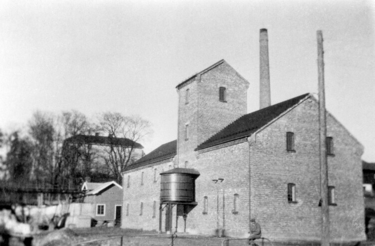 Det nye brenneriet ved Kverntveita, Nerkvern gård i Brumunddal (1930). I dag er de fleste brenneriene gjort om til kafeer og kulturhus, eller rett og slett revet. Foto: Lily Dobloug/Anno Domkirke museum.