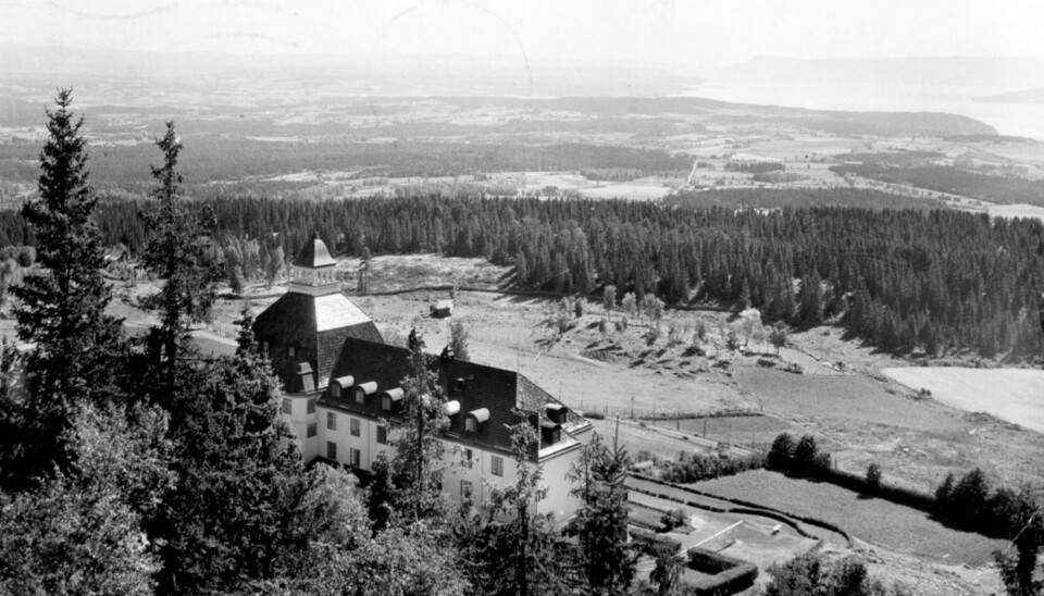 Det fortelles at når man før i tiden sto på Høsbjør turisthotell i Furnes, og så utover mot Hamar og Ringsaker, kunne man se ti kirker og elleve brennerier. Udatert foto: Eberh. Oppi, Kunstforlag AS/Anno Domkirke museum.