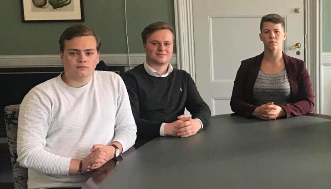 De to ansatte studentmentorene er helt sikkert flinke, men de er ansatte studenter - ikke studentrepresentanter, skriver Andreas Trohjell, Tord Hauge og Cecilie Bjørnsdotter Raustein, ledere for studentedemokratiene ved UiB, NMBU og NTNU. De to ansatte studentmentorene er helt sikkert flinke, men de er ansatte studenter - ikke studentrepresentanter, skriver Andreas Trohjell, Tord Hauge og Cecilie Bjørnsdotter Raustein, ledere for studentedemokratiene ved UiB, NMBU og NTNU.