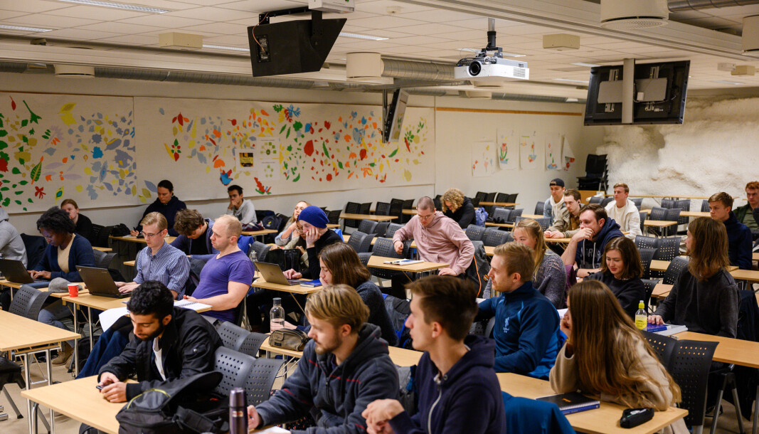 Vitenskapelig ansatte går med på å jobbe mer enn vi får betalt for, delvis på dugnad, for å gi studentene en så bra utdanning som overhodet mulig, skriver førsteamanuensis Piotr Garbacz (UiO). Vitenskapelig ansatte går med på å jobbe mer enn vi får betalt for, delvis på dugnad, for å gi studentene en så bra utdanning som overhodet mulig, skriver førsteamanuensis Piotr Garbacz (UiO).