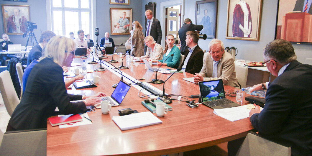 Universitetsstyremøte på UiB, Margareth Hagen, Petter Bjørstad og Kjell Bernstrøm nærast kamera. Bjørstad er skeptisk til at rektor er styreleiar. Foto: Dag Hellesund Universitetsstyremøte på UiB, Margareth Hagen, Petter Bjørstad og Kjell Bernstrøm nærast kamera. Bjørstad er skeptisk til at rektor er styreleiar. Foto: Dag Hellesund
