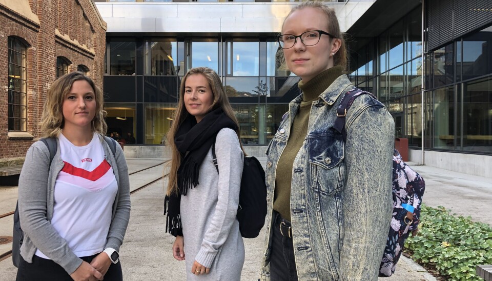 Barnehagelærstudentene på HVL er sinte og fortvilte etter to år med kaotiske tilstander på studidet. Fra venstre: Else-Marit Tørmo Jonassen, Kjersti Sandanger og Bente Todnem. Foto: Njord V. Svendsen