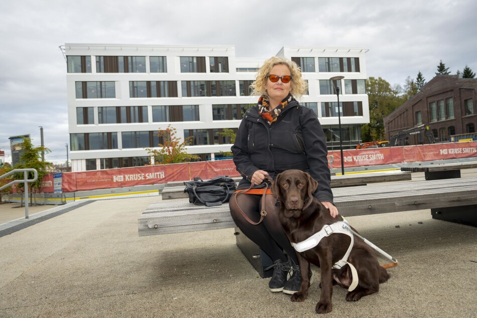 Sølvi Marie Risøy er førsteamanuensis i samfunnsfag ved vernepleierutdanningen ved Høgskulen på Vestlandet. Hun er selv blind og er svært urolig for den universelle utformingen i det nye campusbygget (i bildet) på Kronstad i Bergen. Foto: Tor Farstad Sølvi Marie Risøy er førsteamanuensis i samfunnsfag ved vernepleierutdanningen ved Høgskulen på Vestlandet. Hun er selv blind og er svært urolig for den universelle utformingen i det nye campusbygget (i bildet) på Kronstad i Bergen. Foto: Tor Farstad
