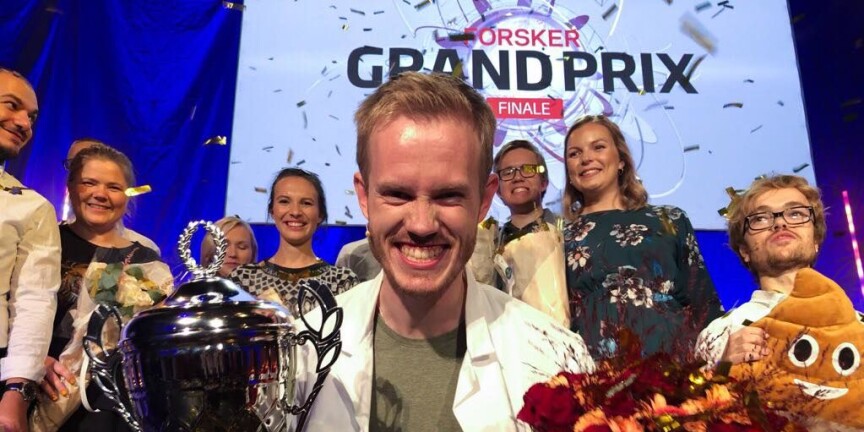 En glad vinner av Forsker Grand Prix. Søvnforskeren Daniel Vethe. Foto: Ynge Vogt / UiO