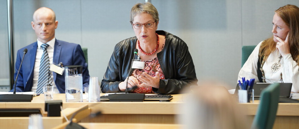 — Kom ikke og si at dette ikke er godt behandlet, sa rektor på Nord universitet, Hanne Solheim Hansen under dagens høring på Stortinget. Til venstre: Levi Gårseth-Nesbakk, prorektor utdanning på Nord universitet. Til høyre: Catrine Hole, styremedlem i Folkeaksjonen for høyere utdanning på Helgeland. Foto: Ketil Blom Haugstulen. — Kom ikke og si at dette ikke er godt behandlet, sa rektor på Nord universitet, Hanne Solheim Hansen under dagens høring på Stortinget. Til venstre: Levi Gårseth-Nesbakk, prorektor utdanning på Nord universitet. Til høyre: Catrine Hole, styremedlem i Folkeaksjonen for høyere utdanning på Helgeland. Foto: Ketil Blom Haugstulen.