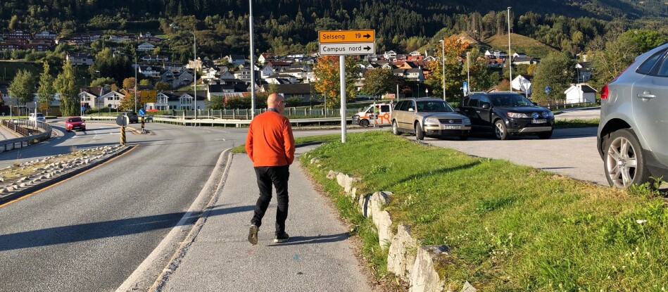 Næringsliv, høgskulen, organisasjonslivet og idretten i Sogndal. er samlokaliserte på Campus Sogndal (høgskulen) og Campus Fosshaugane (stadionen)— Men iblant kan det bli for tett, meiner Arnestad. Då seier sogndølene frå, seier han. Næringsliv, høgskulen, organisasjonslivet og idretten i Sogndal. er samlokaliserte på Campus Sogndal (høgskulen) og Campus Fosshaugane (stadionen)— Men iblant kan det bli for tett, meiner Arnestad. Då seier sogndølene frå, seier han.