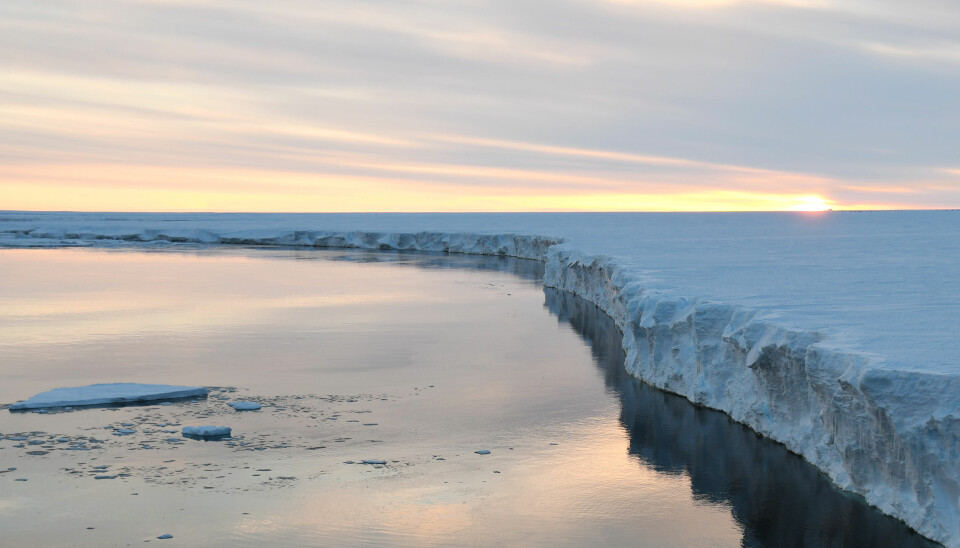Isbremmene i Antarktis utgjør en flytende buffer som hindrer innlandsisen i å sige ut i havet. Bildet viser Ekströmisen, en isbrem som ligger i Dronning Maud Land. Foto: Norce