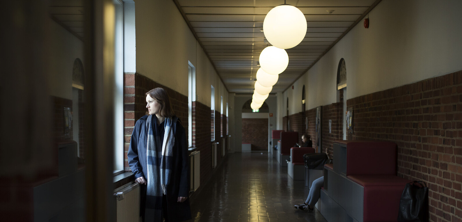 Agnes Ravatn kom til Universitetet i Bergen og håpa ho skulle verta fylt av kunnskap.Ho vart litt skuffa då ho oppdaga at ho mellom anna måtte vera med i kollokviegrupper med andre studentar. Foto: Silje Katrine Robinson Agnes Ravatn kom til Universitetet i Bergen og håpa ho skulle verta fylt av kunnskap.Ho vart litt skuffa då ho oppdaga at ho mellom anna måtte vera med i kollokviegrupper med andre studentar. Foto: Silje Katrine Robinson