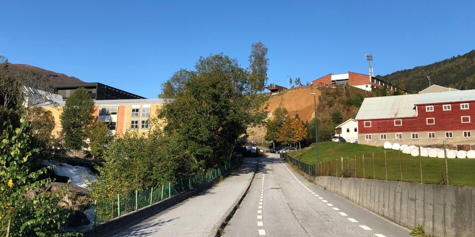 Vegen opp til Høgskulen på Vestlandet sin campus i Sogndal. Foto: Tove Lie Vegen opp til Høgskulen på Vestlandet sin campus i Sogndal. Foto: Tove Lie