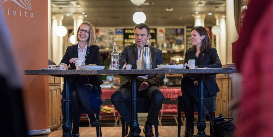 — Her ser vi nok virkeligheten litt forskjellig, sa Torkel Brekke. Bildet viser også forsknings- og høyere utdanningsminister, Iselin Nybø (t.v) og leder av Akademiet og yngre forskere, Katerini Storeng (t.h) på dagens frokostmøte i Oslo. Foto: Siri Øverland Eriksen — Her ser vi nok virkeligheten litt forskjellig, sa Torkel Brekke. Bildet viser også forsknings- og høyere utdanningsminister, Iselin Nybø (t.v) og leder av Akademiet og yngre forskere, Katerini Storeng (t.h) på dagens frokostmøte i Oslo. Foto: Siri Øverland Eriksen