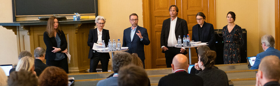 Dekankandidatene Trine-Lise Wilhelmsen (nr 2 fra venstre.) og Ragnhild Hennum (nr.2 fra høyre) deltok i en historisk hendelse. Aldri tidligere har det vært valgkamp ved Det juridiske fakultet ved Universitetet i Oslo. Foto: Ketil Blom Haugstulen Dekankandidatene Trine-Lise Wilhelmsen (nr 2 fra venstre.) og Ragnhild Hennum (nr.2 fra høyre) deltok i en historisk hendelse. Aldri tidligere har det vært valgkamp ved Det juridiske fakultet ved Universitetet i Oslo. Foto: Ketil Blom Haugstulen