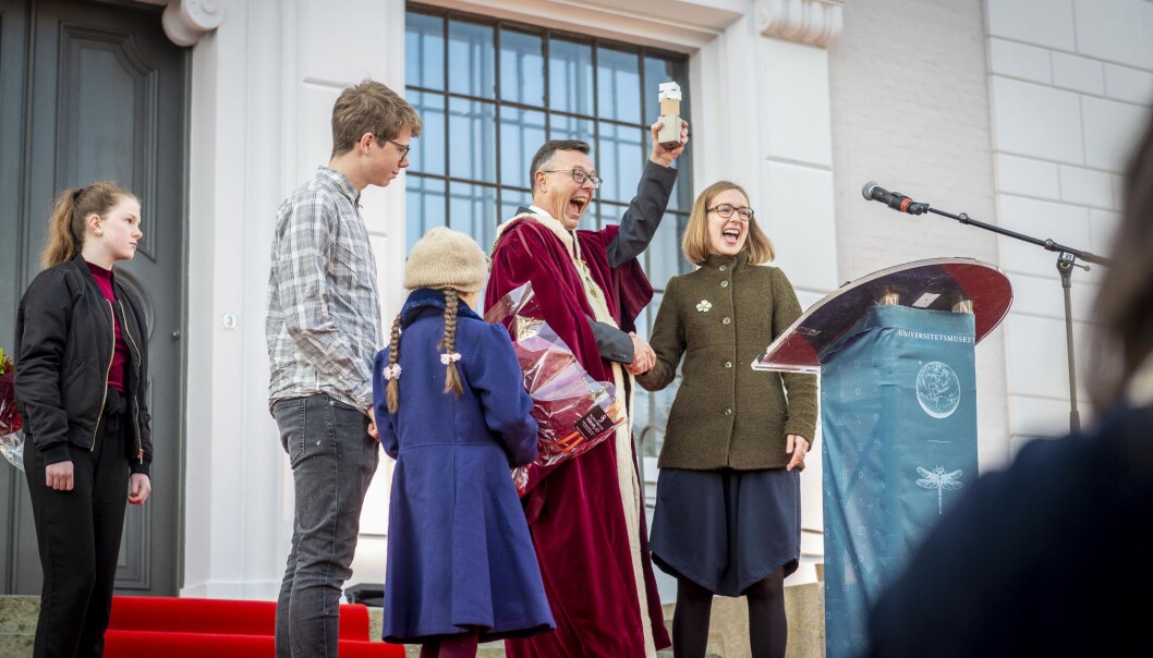 Så nøgd vert ein når ein får nøkkelen til universitetet sitt eige museum. Foto: Tor Farstad Så nøgd vert ein når ein får nøkkelen til universitetet sitt eige museum. Foto: Tor Farstad