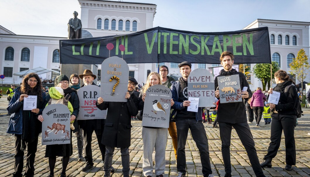 Mange i universitetsmiljøet er aktive i Extinction Rebellion. Då dei demonstrerte under gjenopninga av Universitetsmuseet i Bergen i 2019 vart dei vist bort. Mange i universitetsmiljøet er aktive i Extinction Rebellion. Då dei demonstrerte under gjenopninga av Universitetsmuseet i Bergen i 2019 vart dei vist bort.