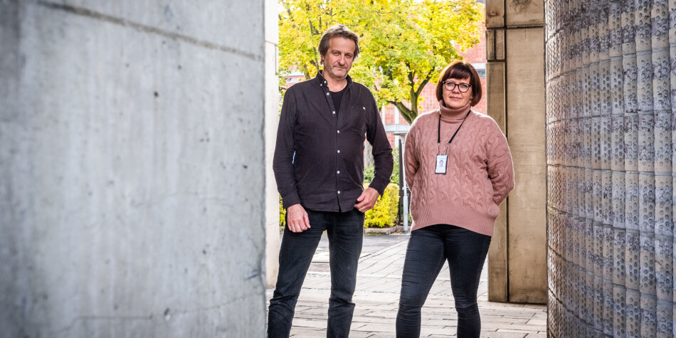 Åsmund Birkeland, høgskolelektor, og Birgitte Ellefsen, førsteamanuensis, stiller seg undrende til at regjeringen overstyrer Politihøgskolens styre i spørsmål om studiestedstruktur. Foto: Torkjell Trædal Åsmund Birkeland, høgskolelektor, og Birgitte Ellefsen, førsteamanuensis, stiller seg undrende til at regjeringen overstyrer Politihøgskolens styre i spørsmål om studiestedstruktur. Foto: Torkjell Trædal