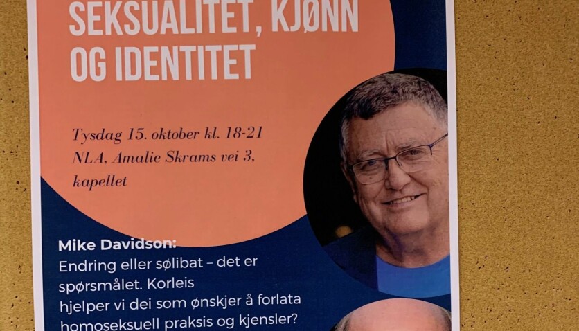 Denne plakaten, som heng i gangen mellom kantina og kapellet ved NLA høgskulen i Sandviken i Bergen, har vekt reaksjonar. Foto: Ragnhild Bjørge