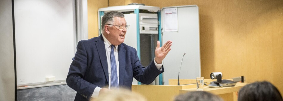Mike Davidson frå Nord-Irland fortalde om at han var homofil - men vart heterofil. Han vil gjerne hjelpa andre. Foto: Tor Farstad Mike Davidson frå Nord-Irland fortalde om at han var homofil - men vart heterofil. Han vil gjerne hjelpa andre. Foto: Tor Farstad