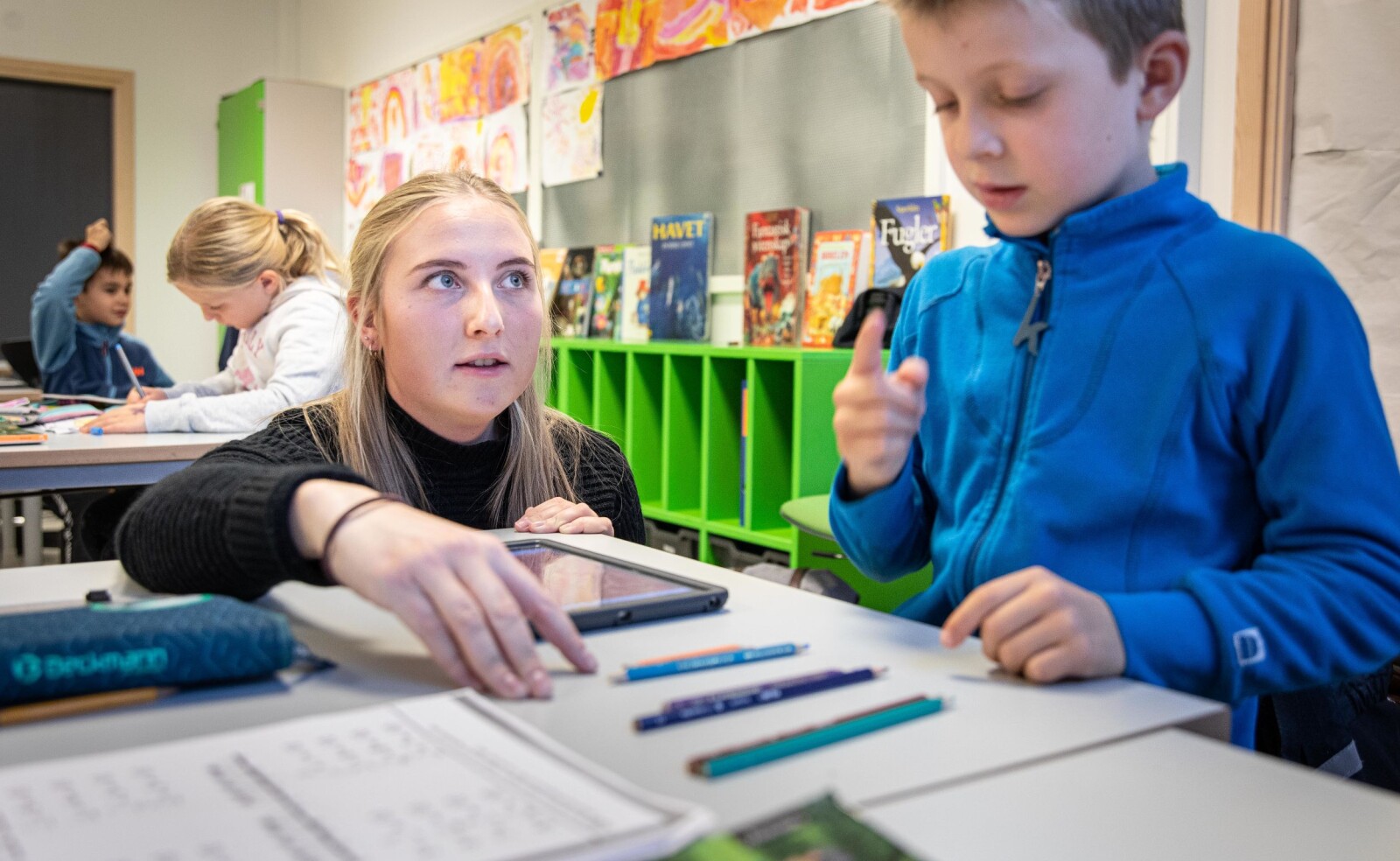 Margrethe Hellerud er lærerstudent og leder matematikktimene den dagen vi besøker en klasse på andre trinnet på Berger skole på Rykkinn i Bærum. Vi lærer om tiervenner. Foto: Siri Øverland Eriksen Margrethe Hellerud er lærerstudent og leder matematikktimene den dagen vi besøker en klasse på andre trinnet på Berger skole på Rykkinn i Bærum. Vi lærer om tiervenner. Foto: Siri Øverland Eriksen