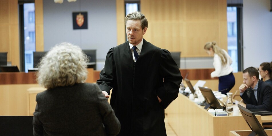 Regjeringsadvokat Torje Sunde i dialog med dekan Bente Wold ved Det psykologiske faktultet ved Universitetet i Bergen, like etter at retten vart heva. Foto: Ketil Blom Haugstulen Regjeringsadvokat Torje Sunde i dialog med dekan Bente Wold ved Det psykologiske faktultet ved Universitetet i Bergen, like etter at retten vart heva. Foto: Ketil Blom Haugstulen
