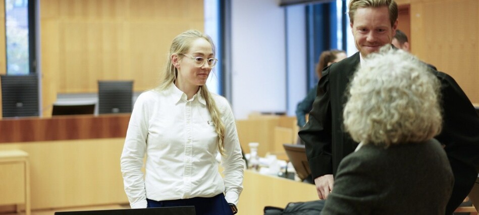 Regjeringsadvokatane Kaija Bjelland og Torje Sunde som representerer Helse- og omsorgsdepartementet i saka. Her i dialog med dekan Bente Wold. Foto: Ketil Blom Haugstulen Regjeringsadvokatane Kaija Bjelland og Torje Sunde som representerer Helse- og omsorgsdepartementet i saka. Her i dialog med dekan Bente Wold. Foto: Ketil Blom Haugstulen