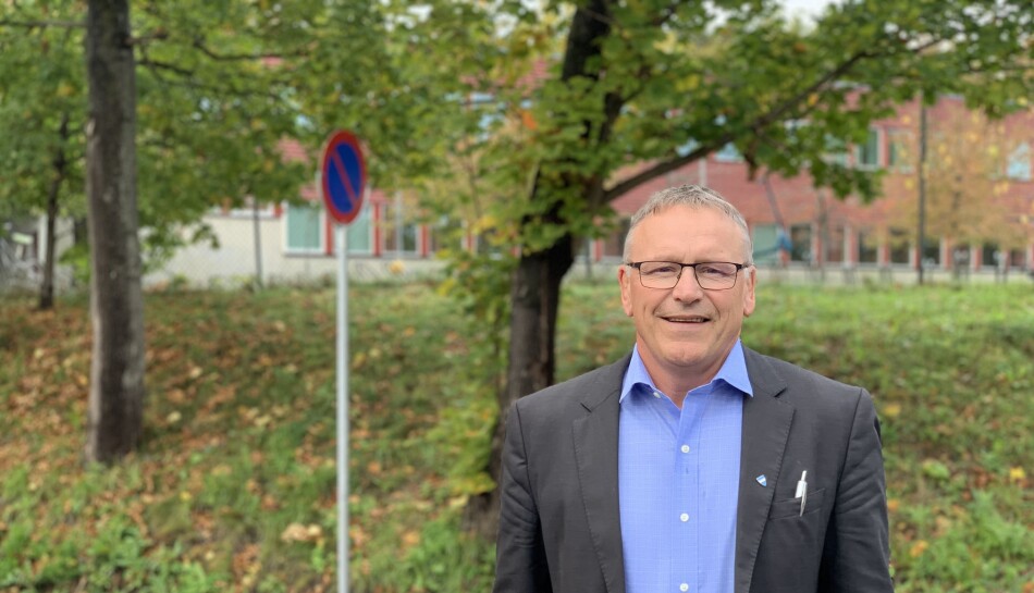 Drøbak skole (i bakgrunnen) er en av fire barneskoler i Frogn kommune. Den ligger «vegg i vegg» med rådhuset i Frogn kommune. Frank Westby heter skolesjefen. Foto: Eva Tønnessen Drøbak skole (i bakgrunnen) er en av fire barneskoler i Frogn kommune. Den ligger «vegg i vegg» med rådhuset i Frogn kommune. Frank Westby heter skolesjefen. Foto: Eva Tønnessen