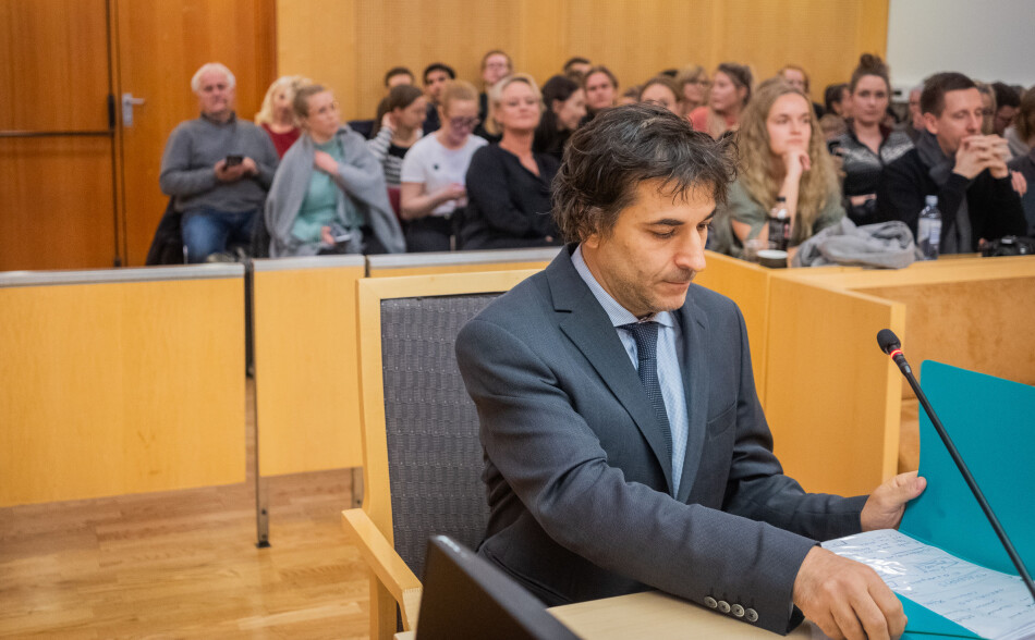 Dekan ved ELTE-universitetet Zsolt Demetrovics vitnet i retten i dag. Mange studenter fulgte saken også på dag fem. Foto: Torkjell Trædal Dekan ved ELTE-universitetet Zsolt Demetrovics vitnet i retten i dag. Mange studenter fulgte saken også på dag fem. Foto: Torkjell Trædal