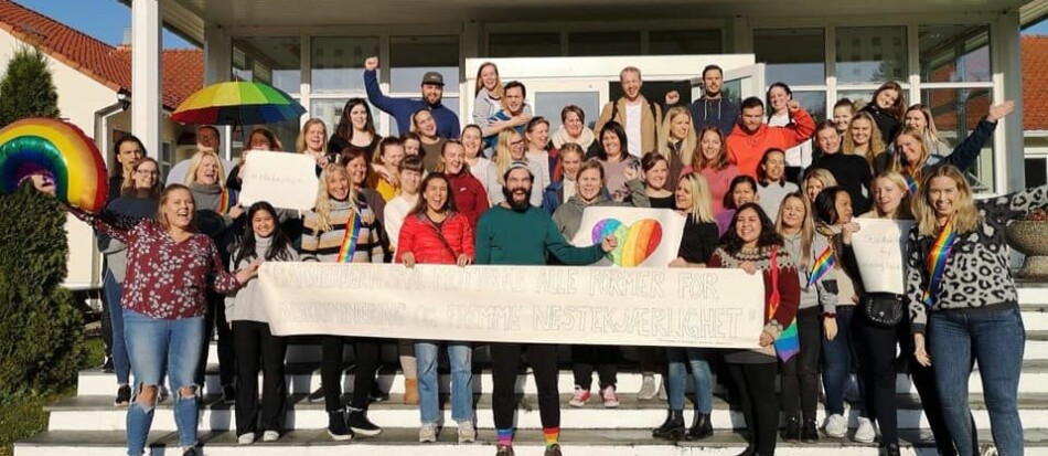 Barnehagelærerstudenter på NLA Høgkolen viser sitt ønske om mangfold på skolen. Foto: Privat