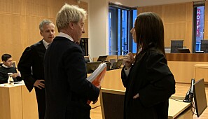 Professor emeritus Arne Holte i dialog med advokat Hilde Kristin Ellingsen før si vitneforklaring. Foto: Ragnhild Vartdal Professor emeritus Arne Holte i dialog med advokat Hilde Kristin Ellingsen før si vitneforklaring. Foto: Ragnhild Vartdal