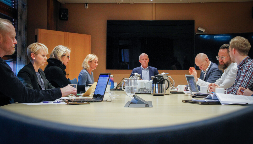 Styret ved Politihøgskolen samlet onsdag ettermiddag. Styreleder Hans Vik sitter ved enden av bordet, og rektor Nina Skarpenes til venstre for ham. Foto: Torkjell Trædal Styret ved Politihøgskolen samlet onsdag ettermiddag. Styreleder Hans Vik sitter ved enden av bordet, og rektor Nina Skarpenes til venstre for ham. Foto: Torkjell Trædal