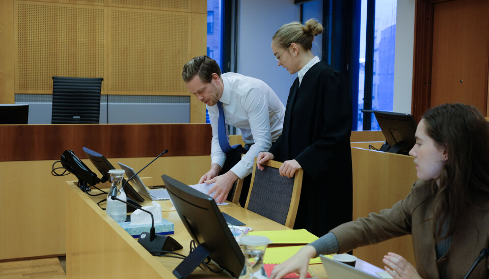 Regjeringsadvokat Torje Sunde og Kaija Bjelland førebur sine prosedyrer like før rettssaka starta onsdag. Foto. Ragnhild Vartdal Regjeringsadvokat Torje Sunde og Kaija Bjelland førebur sine prosedyrer like før rettssaka starta onsdag. Foto. Ragnhild Vartdal