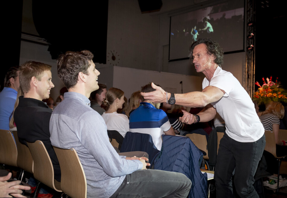 — Hva heter du? Atle? Ok, Atle, nå skal du høre her! Petter Stordalen var hyra inn av studentane på NHH for å fortelje om suksess and how to get it. Foto: Tor Farstad. — Hva heter du? Atle? Ok, Atle, nå skal du høre her! Petter Stordalen var hyra inn av studentane på NHH for å fortelje om suksess and how to get it. Foto: Tor Farstad.
