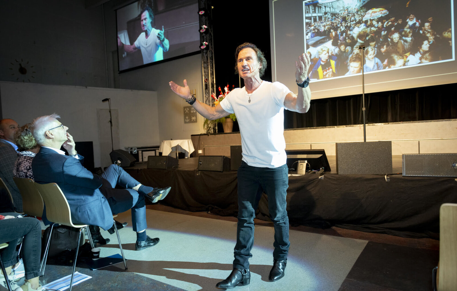 Professor Thøgersen, rektor på NHH i blå dress følgjer interessert med på Petter Stordalens intense speed og energy. Foto: Tor Farstad Professor Thøgersen, rektor på NHH i blå dress følgjer interessert med på Petter Stordalens intense speed og energy. Foto: Tor Farstad