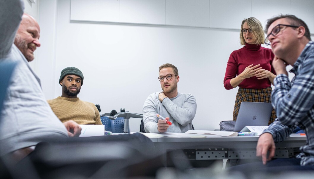 Philip Osuman (i midten tv) og Eivind Vea (i midten th) i gruppearbeid hos gaveprofessor Kristin Falk. Valgfaget heter Safety for studenter på alle trinn på industrimaster ved Universitetet i Sørøst-Norge, campus Kongsberg. Foto: Siri Øverland Eriksen Philip Osuman (i midten tv) og Eivind Vea (i midten th) i gruppearbeid hos gaveprofessor Kristin Falk. Valgfaget heter Safety for studenter på alle trinn på industrimaster ved Universitetet i Sørøst-Norge, campus Kongsberg. Foto: Siri Øverland Eriksen