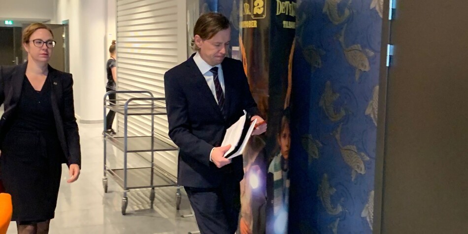 Audhild Gregoriusdotter Rotevatn og rådgivar Geir Waage Aurdal på veg inn for å legga fram saka si for høgskulestyret. Foto: Hilde Kristin Strand Audhild Gregoriusdotter Rotevatn og rådgivar Geir Waage Aurdal på veg inn for å legga fram saka si for høgskulestyret. Foto: Hilde Kristin Strand