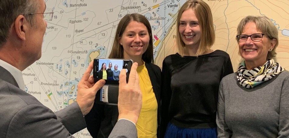 Rektor Johann Roppen fotograferer høgskuledirektør Karen Fredrikke Lomeland Jacobsen, (t.v.), statsråd Iselin Nybø og styremedlem Inger Østensjø., som alle var tilstades på Høgskulen i Volda sitt sytemøte i Fosnavåg fredag. Foto: Hilde Kristin Strand Rektor Johann Roppen fotograferer høgskuledirektør Karen Fredrikke Lomeland Jacobsen, (t.v.), statsråd Iselin Nybø og styremedlem Inger Østensjø., som alle var tilstades på Høgskulen i Volda sitt sytemøte i Fosnavåg fredag. Foto: Hilde Kristin Strand