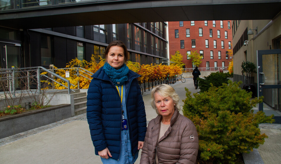 Fakultetsverneombud Celina Anker-Rasch (th) og universitetslektor Kari Anne Hoel ved Fakultetet for helsevitenskap ved OsloMet ser dystert på juleferien som venter. Foto: Mats Arnesen Fakultetsverneombud Celina Anker-Rasch (th) og universitetslektor Kari Anne Hoel ved Fakultetet for helsevitenskap ved OsloMet ser dystert på juleferien som venter. Foto: Mats Arnesen