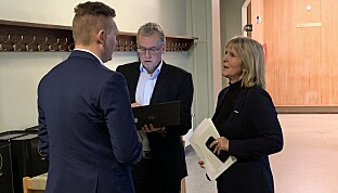 Jurist Arve Skjervø, HR-sjef Arne Kr. Hestnes og organisasjonsdirektør Ida Munkeby vart kasta på gangen rundt 09.45. Foto: Ragnhild Vartdal Jurist Arve Skjervø, HR-sjef Arne Kr. Hestnes og organisasjonsdirektør Ida Munkeby vart kasta på gangen rundt 09.45. Foto: Ragnhild Vartdal